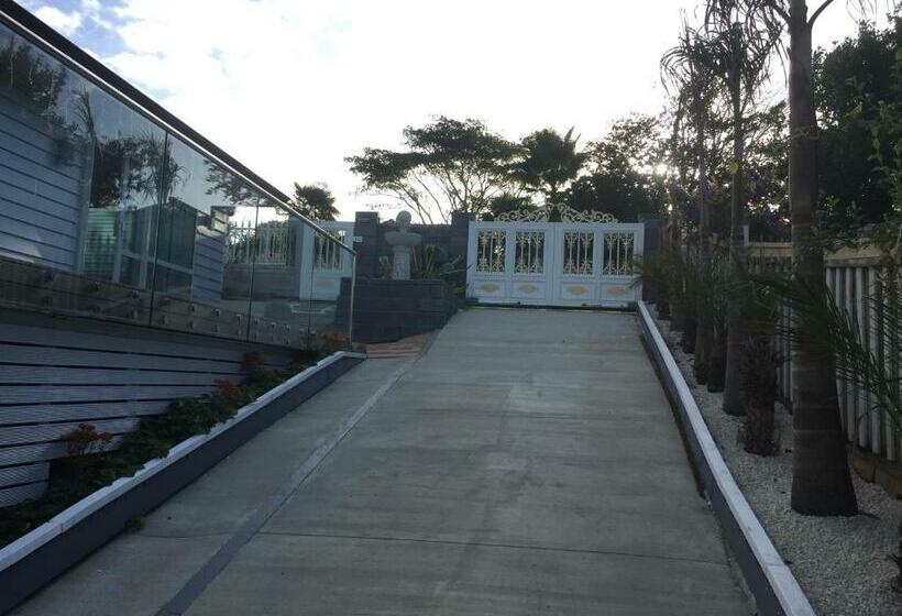 דירת שני חדרים, Amber Homes