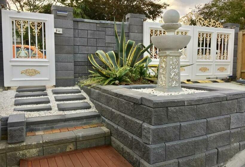 דירת שני חדרים, Amber Homes