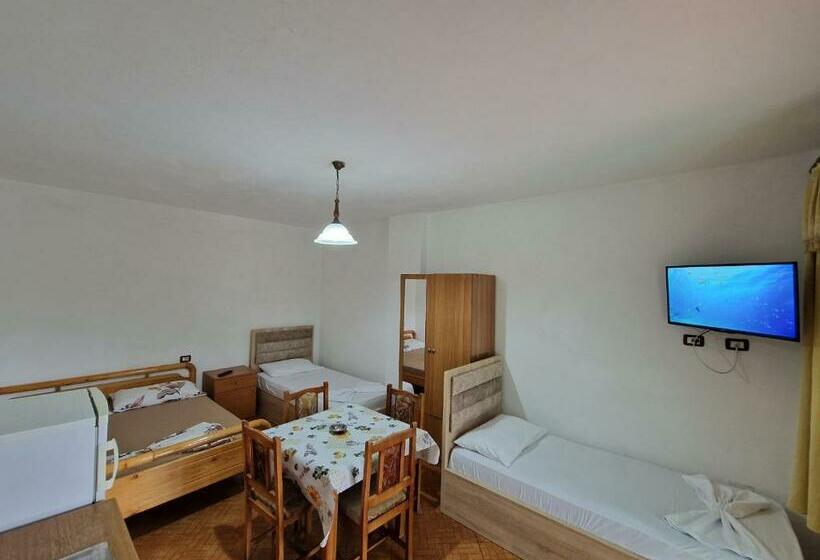 발코니가 있는 4인용 스탠다드 룸, Guest House Pisha