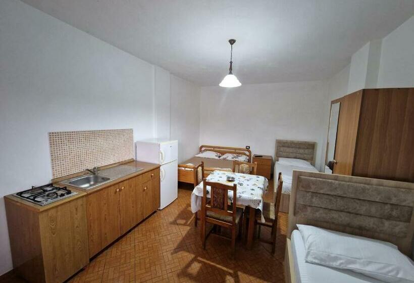 발코니가 있는 4인용 스탠다드 룸, Guest House Pisha