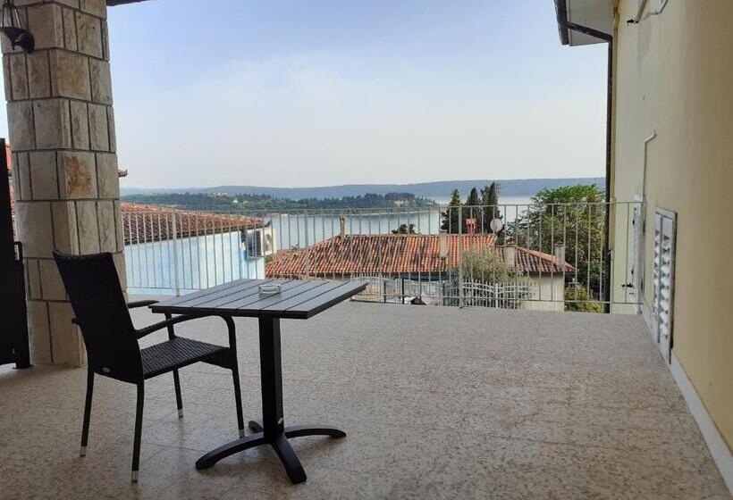 سوییت با چشمانداز دریا, Guest House Vila Luka