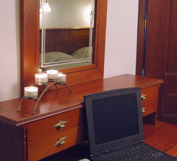 חדר אקזקיוטיב, Laodamia