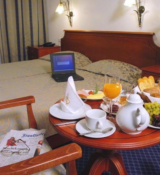 חדר אקזקיוטיב, Laodamia