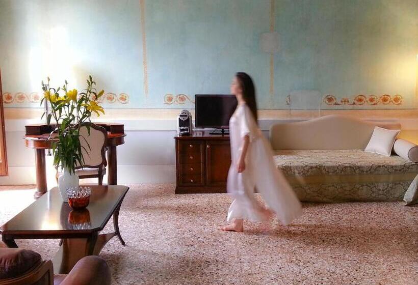 سوئیت با بالکن, Palazzo Vitturi