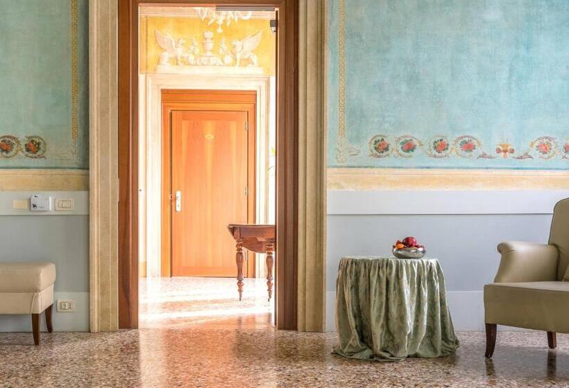 سوئیت با بالکن, Palazzo Vitturi