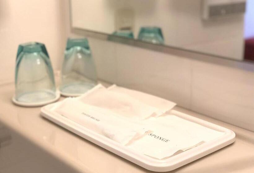 חדר סטנדרט לשלושה, The Lutheran