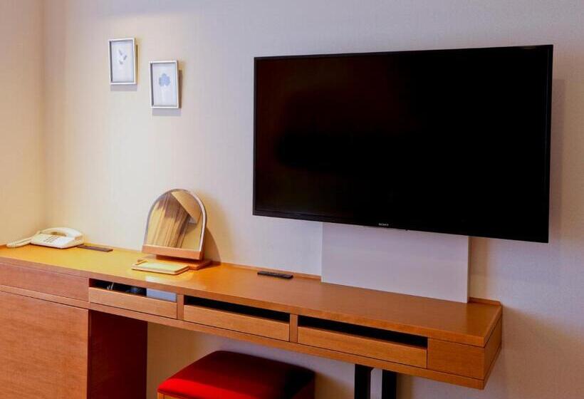 חדר סטנדרט לשלושה, The Lutheran