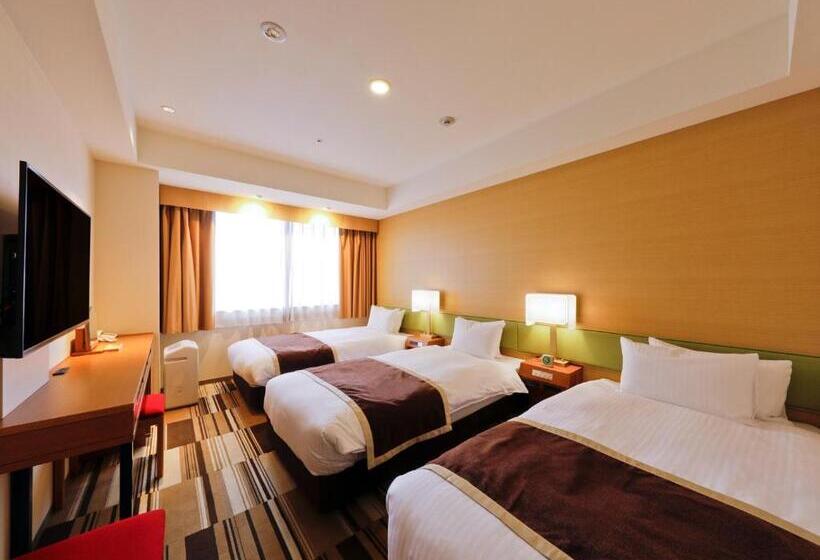 חדר סטנדרט לשלושה, The Lutheran