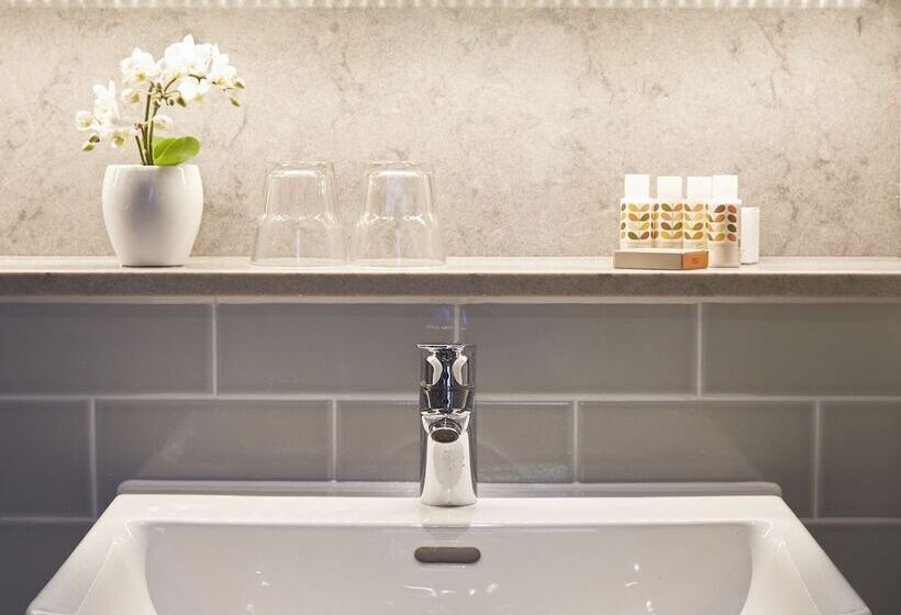 标准单人间, 54 Queen S Gate