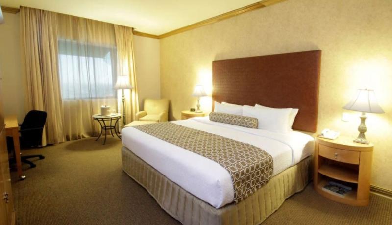 キングサイズベッドのスタンダードルーム, Crowne Plaza Torreon, An Ihg