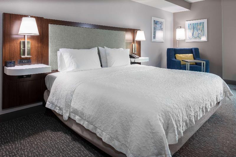 带大床的标准间, Hampton Inn & Suites Arlington Crystal City Dca