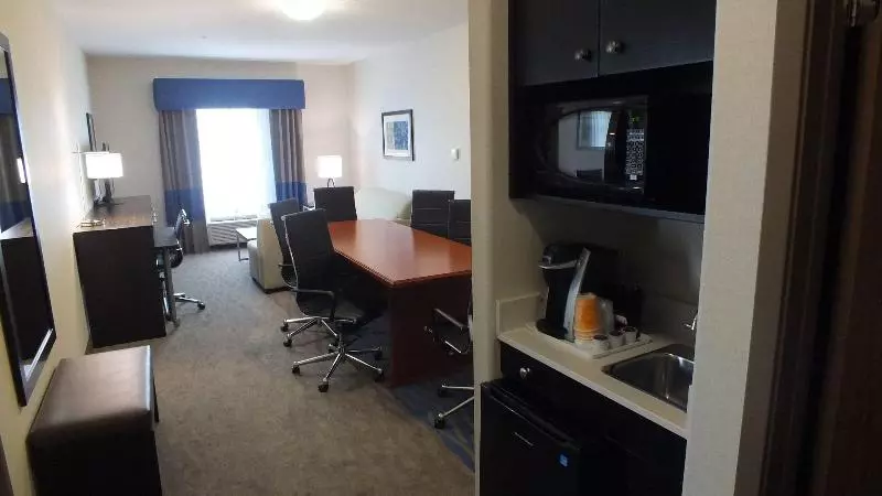 سوئیت با تخت بزرگ, Holiday Inn Hotel & Suites Regina, An Ihg