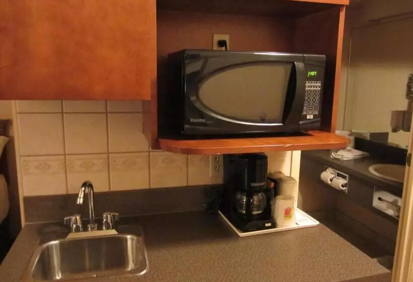 スタンダードスタジオ, Super 8 By Wyndham Fort St. John Bc