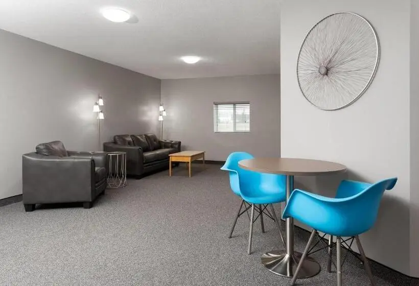 クイーンベッドのデラックスルーム, Travelodge by Wyndham Grande Prairie