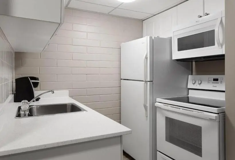 クイーンベッドのデラックスルーム, Travelodge by Wyndham Grande Prairie