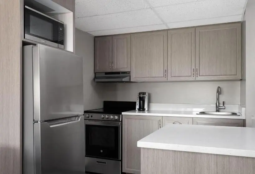 クイーンサイズベッドのスイートルーム, Travelodge by Wyndham Grande Prairie