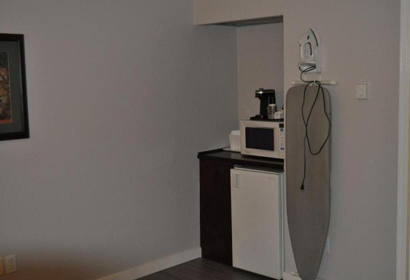 Deluxe Suite King Bed, Travelodge By Wyndham Langley