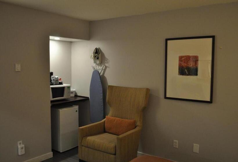 Deluxe Suite King Bed, Travelodge By Wyndham Langley