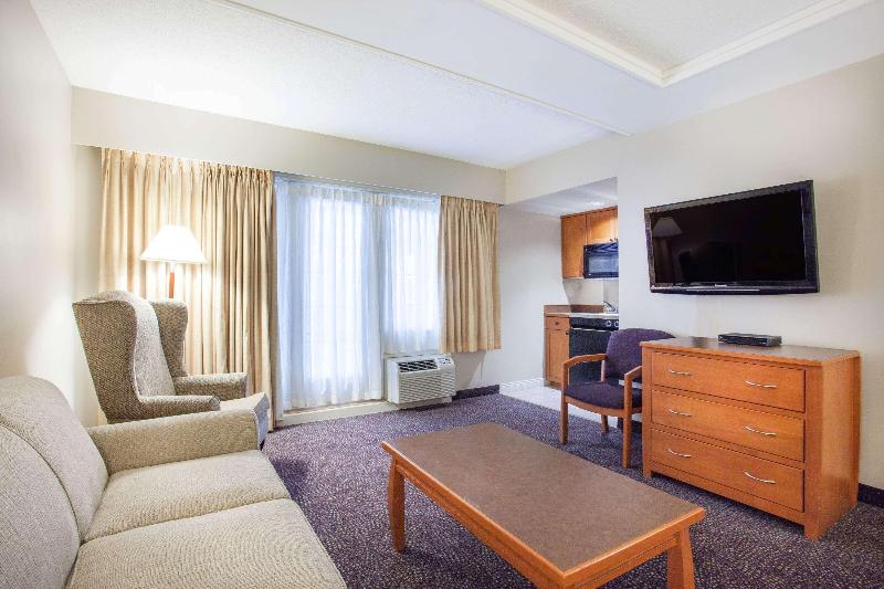 带大床的套房, Super 8 By Wyndham Castlegar Bc