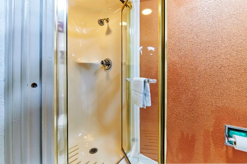 اتاق استاندارد با تخت بزرگ, Super 8 By Wyndham Castlegar Bc