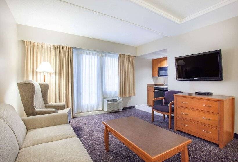 带大床的套房, Super 8 By Wyndham Castlegar Bc