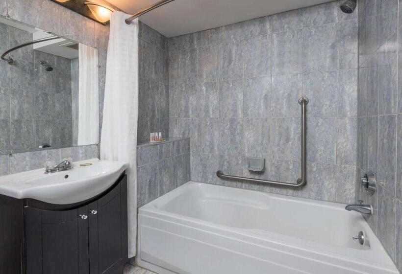 带大床的套房, Super 8 By Wyndham Guelph