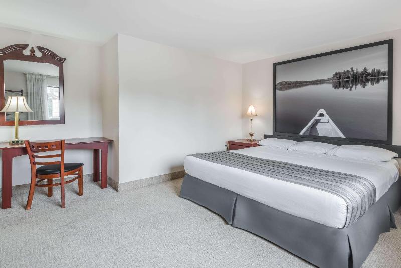带大床的套房, Super 8 By Wyndham Guelph