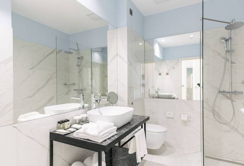 带海景的高级套房, Miramare