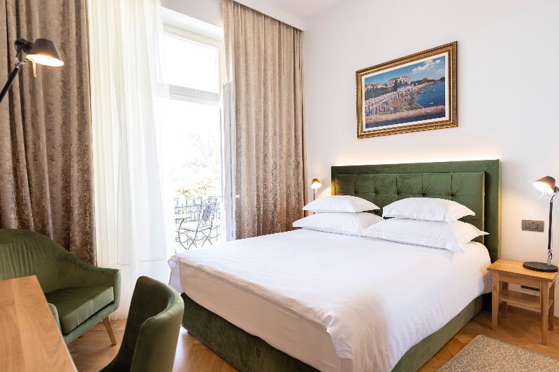 带海景的高级套房, Miramare