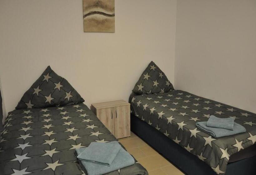 バス共有のスタンダードルーム, Weisenau Plaza