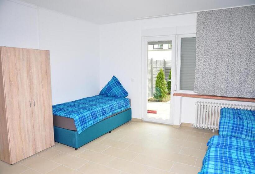 バスルーム共同エコノミー4人部屋, Weisenau Plaza