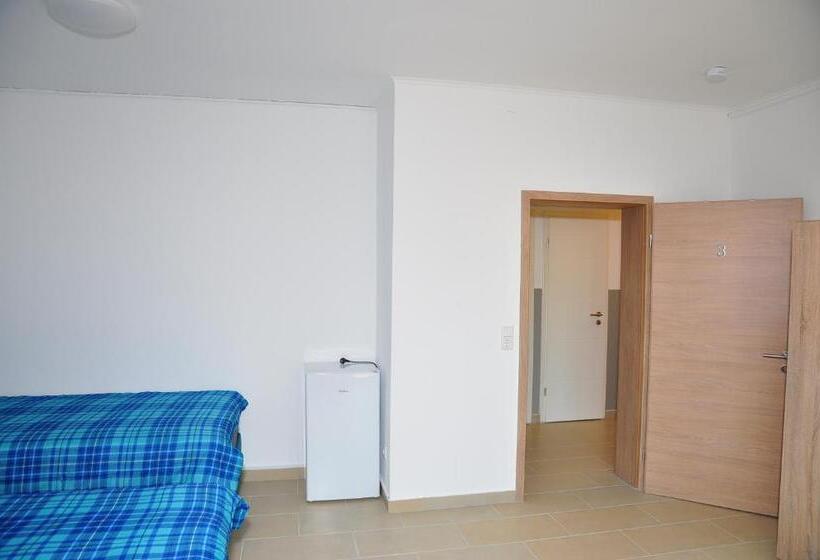 バスルーム共同エコノミー4人部屋, Weisenau Plaza