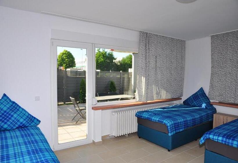 バスルーム共同エコノミー4人部屋, Weisenau Plaza