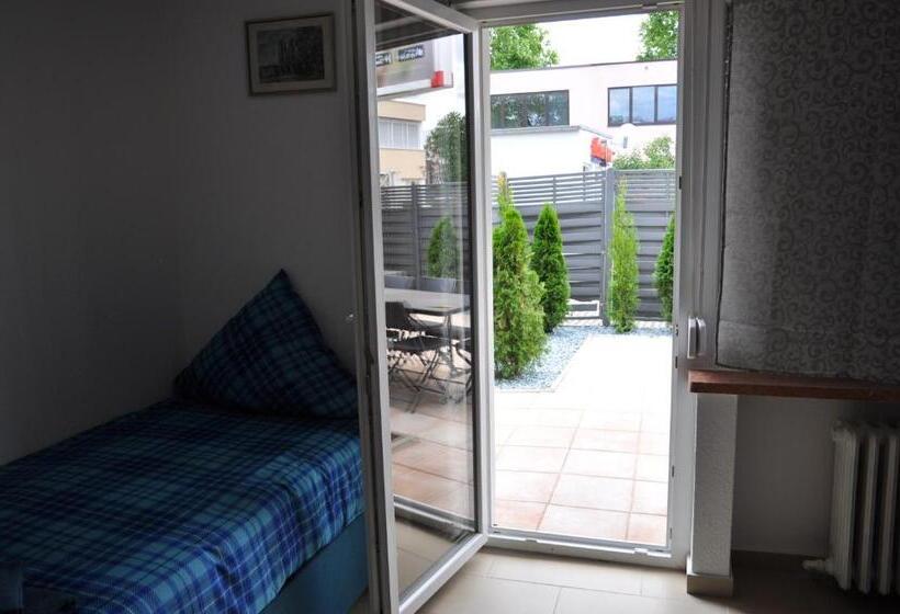 バスルーム共同エコノミー4人部屋, Weisenau Plaza