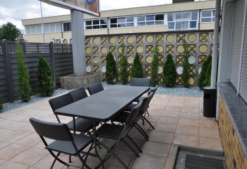 バスルーム共同エコノミー4人部屋, Weisenau Plaza