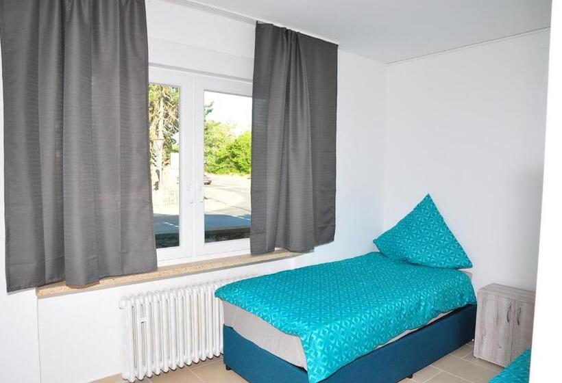 バス共有のスタンダードルーム, Weisenau Plaza