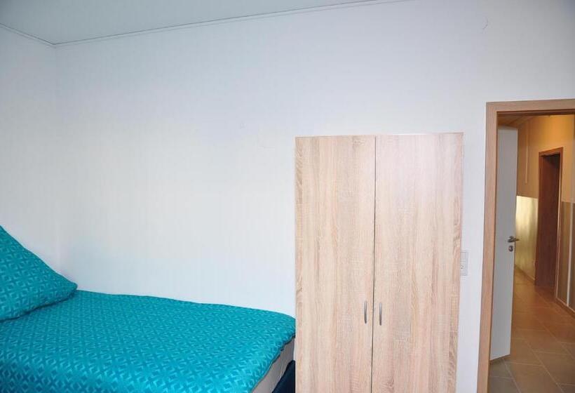 バス共有のスタンダードルーム, Weisenau Plaza