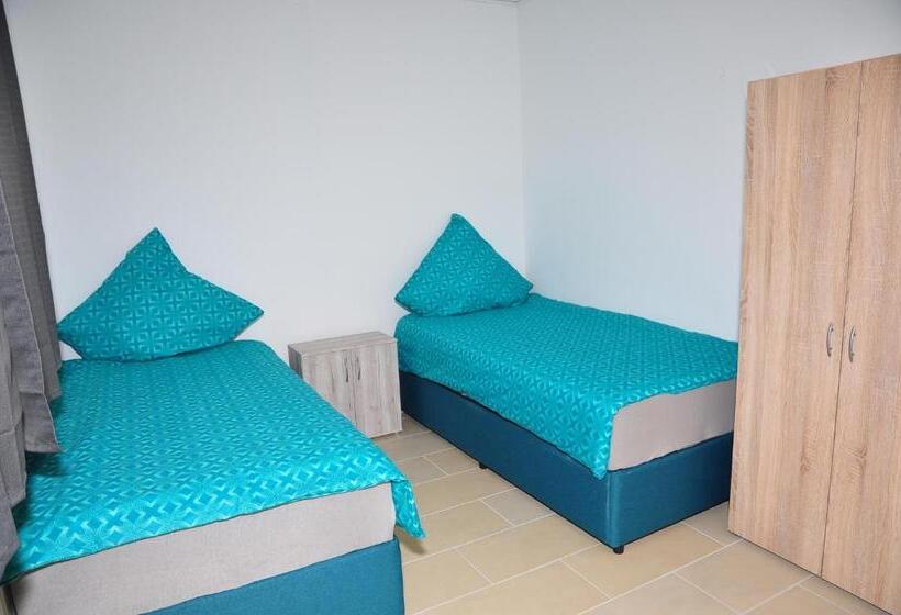 バス共有のスタンダードルーム, Weisenau Plaza