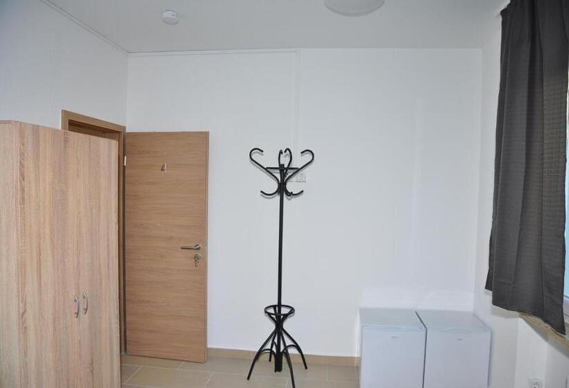 バス共有のスタンダードルーム, Weisenau Plaza