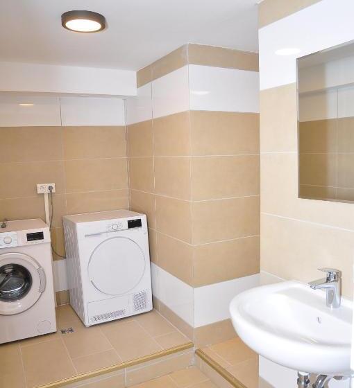 バスルーム共有のトリプルスタンダード, Weisenau Plaza