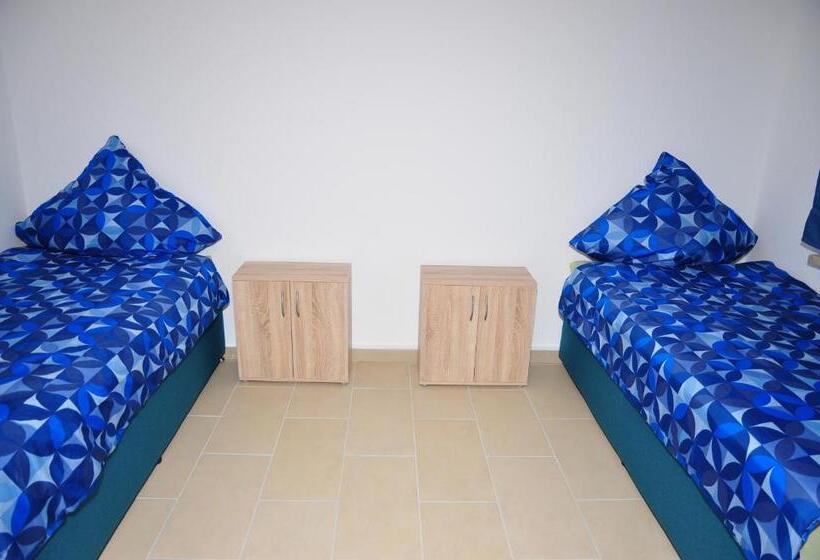 バスルーム共有のトリプルスタンダード, Weisenau Plaza