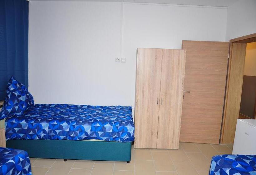 バスルーム共有のトリプルスタンダード, Weisenau Plaza