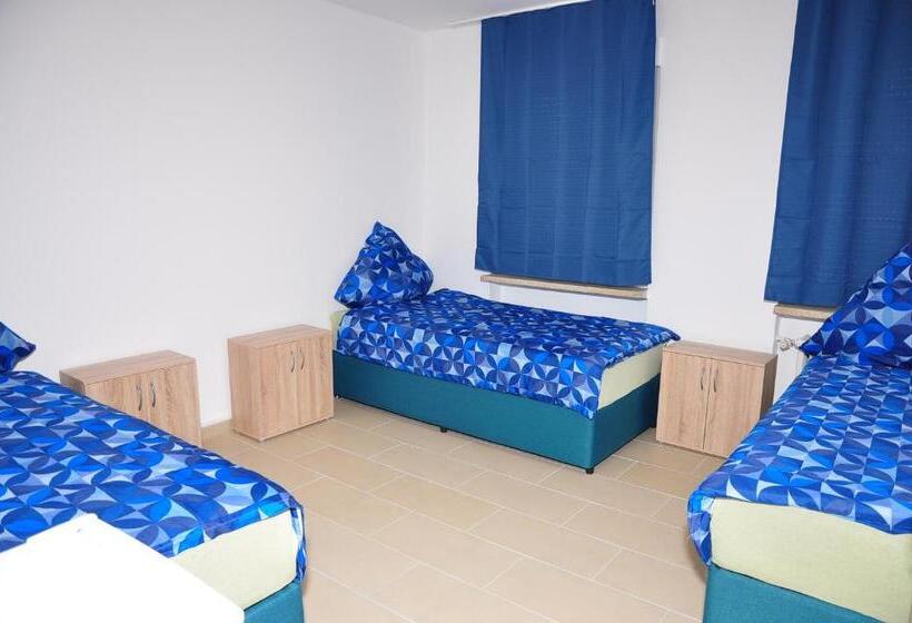 バスルーム共有のトリプルスタンダード, Weisenau Plaza