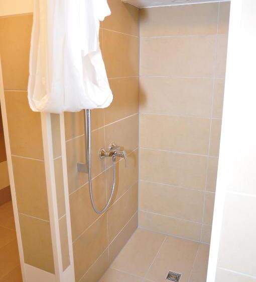 浴室共有スタンダード4人用ルーム, Weisenau Plaza