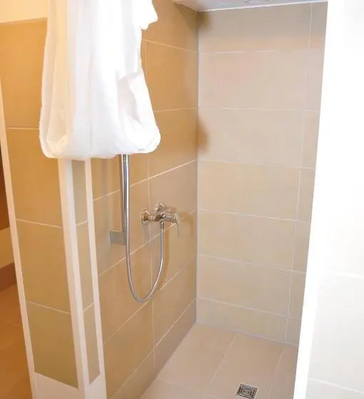 اتاق استاندارد چهارنفره با سرویس بهداشتی مشترک, Weisenau Plaza