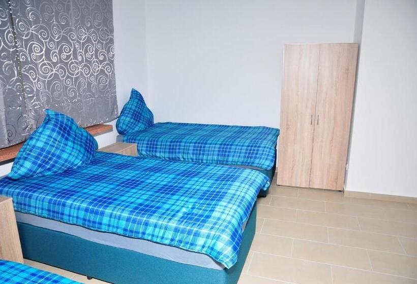 浴室共有スタンダード4人用ルーム, Weisenau Plaza