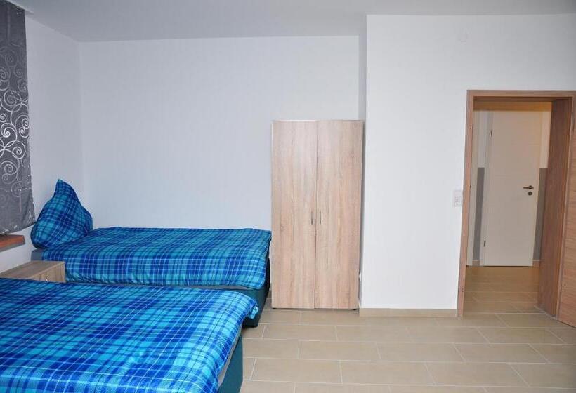 浴室共有スタンダード4人用ルーム, Weisenau Plaza