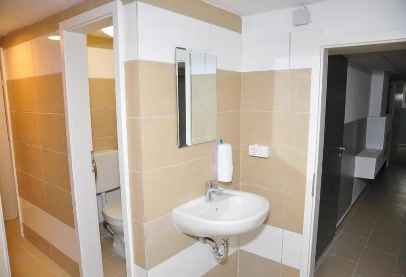 اتاق چهار تخته با دستشویی مشترک, Weisenau Plaza