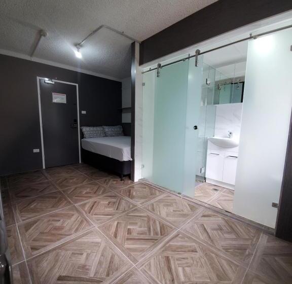 استودیوی لوکس, Seranin Bathurst