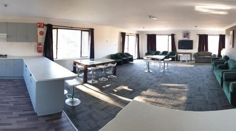 استودیوی لوکس, Seranin Bathurst